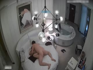 酒店偷拍情侣边洗泡泡浴边打泡激情啪啪影片外流的。